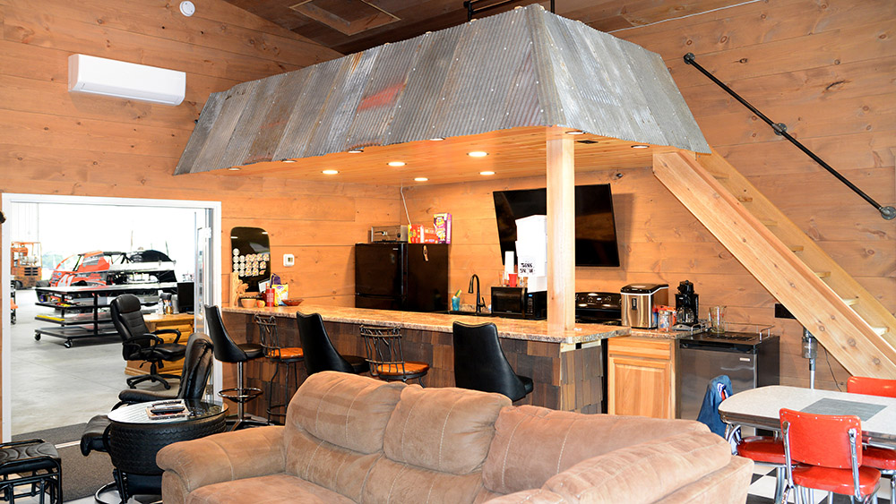 Shop with Living area and Bar